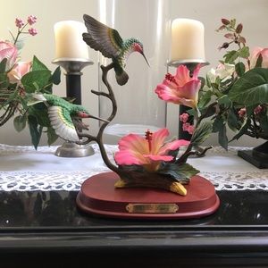 Collectable pair of hummingbird with red flowers